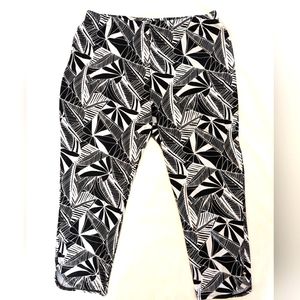 EasyWear by Chico's Capri Size 2(12-14) Hawaiian Floral Palm Print Black/White